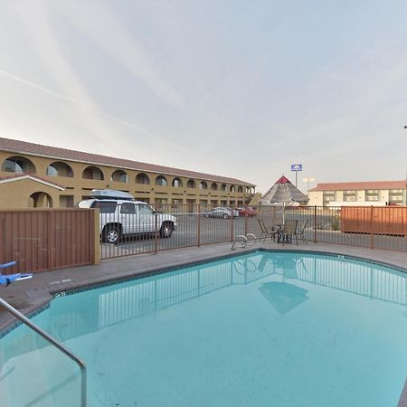 Rodeway Inn Delano Exterior photo