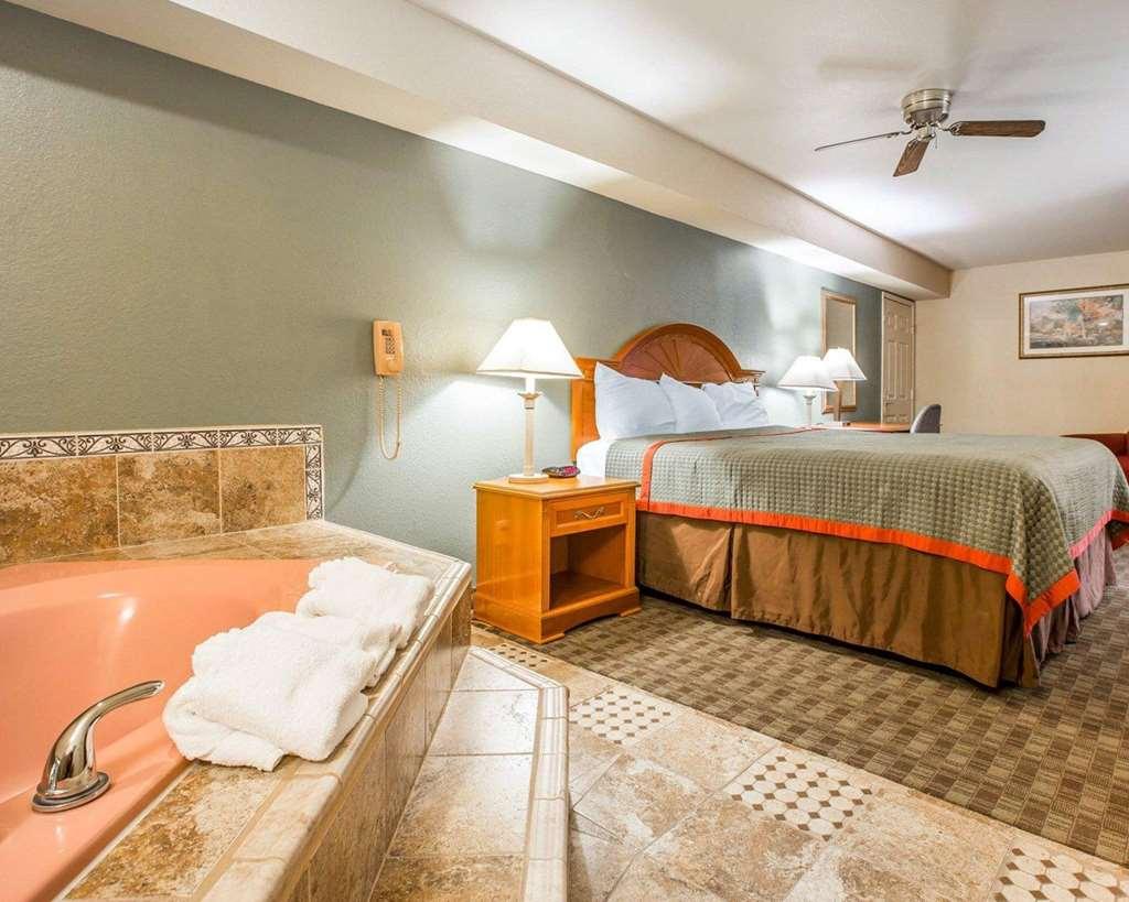 Rodeway Inn Delano Room photo